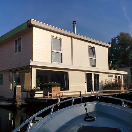 Minties Houseboat Bed & Breakfast 2*
