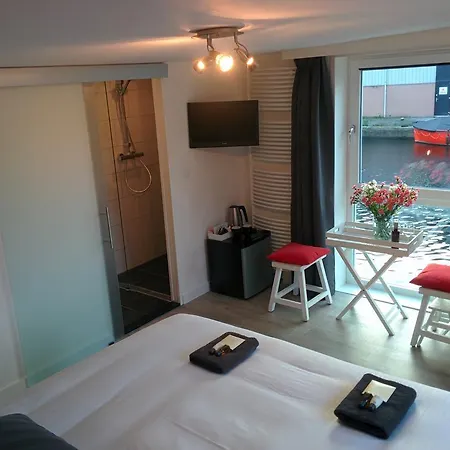 Minties Houseboat 2*