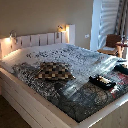 Bed & Breakfast Minties Houseboat 2*